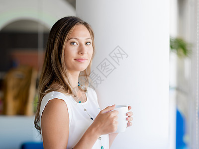 个轻的女人办公室喝咖啡图片