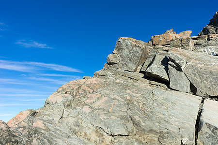 新西兰清澈蓝天的石岩自然景观图片