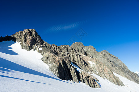 山峰山景雪,蓝天清澈图片