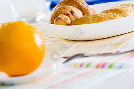 生鲜水果美味的早餐早餐桌上牛角包杯咖啡背景