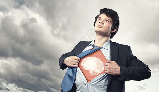 商人把衬衫开胸前,表现得像超级英雄超级专业图片