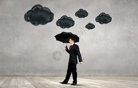 商务雨伞捍卫你的生意商人站云下的伞背景
