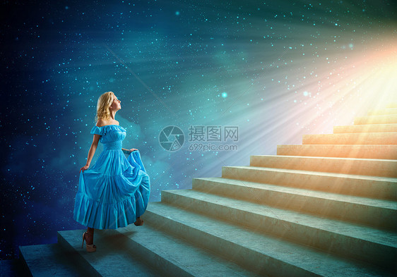 穿蓝色衣服的女士穿着蓝色连衣裙的轻女人走上楼梯图片