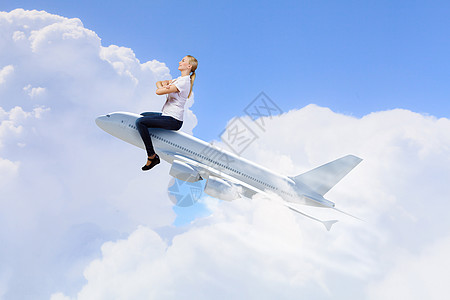 轻的女人骑着飞机空中飞行女人坐飞机图片