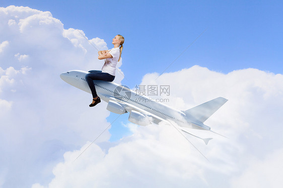 轻的女人骑着飞机空中飞行女人坐飞机图片