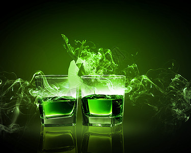 两杯绿色的苦艾酒两杯带仙女的绿色苦艾酒图片