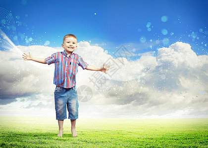 快乐的孩子跳跃小男孩跳跃举手的照片图片