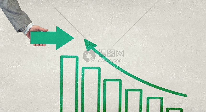 金融增长手持上升箭头代表业务增长图片