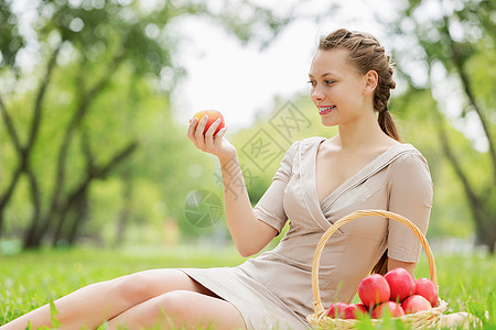 带苹果的女孩夏天公园里带着苹果的轻漂亮女人图片