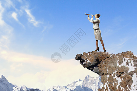 望远镜的商业女人女商人站岩石顶上用望远镜看的形象图片