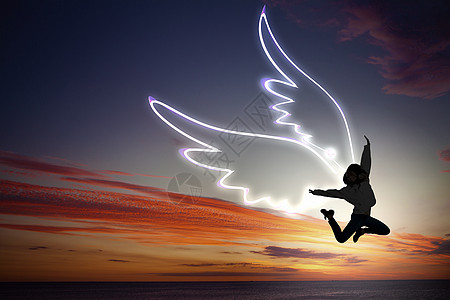 长翅膀女孩像鸟样自由长着翅膀的轻女孩天空中跳得很高背景