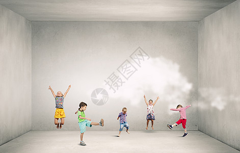 好玩的孩子抓住气球群快乐的孩子具体的背景下玩耍图片