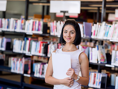 图书馆里快乐的女学生快乐的轻女学生图书馆自图片