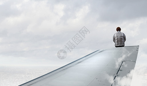 飞机机翼上的女人中胖女人坐飞机机翼边缘图片