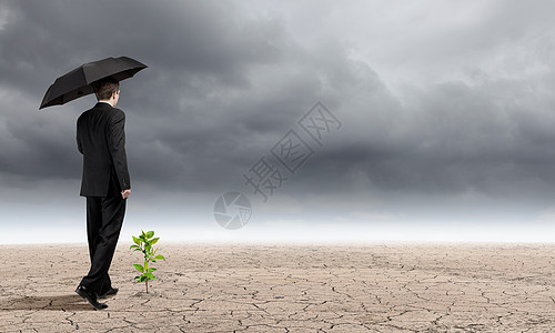 绿色雨伞环境保护商人用雨伞保护小芽的后视镜背景