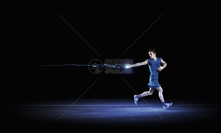 全速前进穿着蓝色运动服的跑步者穿着黑色背景图片