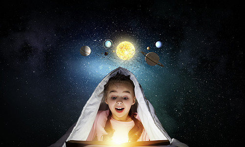 星星的孩子学龄可爱的女孩探索系统将成为宇航员背景