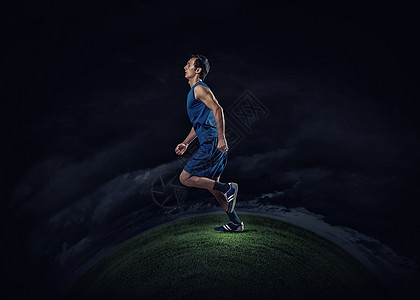穿着蓝色运动服的跑步者穿着黑色背景全速前进图片
