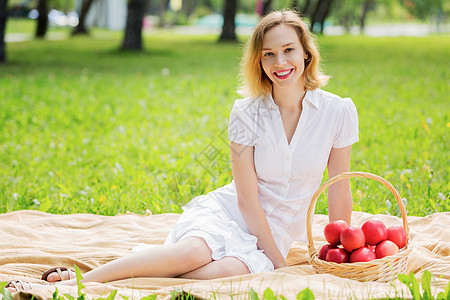 带苹果的女孩夏天公园里带着苹果的轻漂亮女人图片