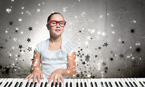 学钢琴的女孩戴着滑稽眼镜弹钢琴的漂亮女孩图片