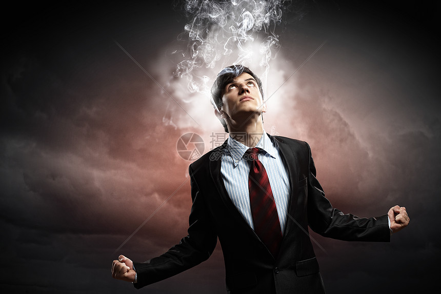 愤怒的商人商人愤怒,拳头紧握,头顶蒸汽