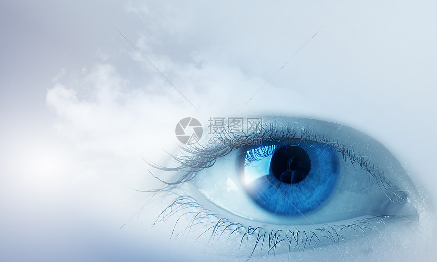 眼睛健康多云天空背景上的女蓝眼睛