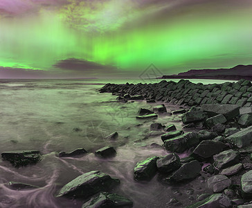 惊人的北极光北极光覆盖沿海景观图片