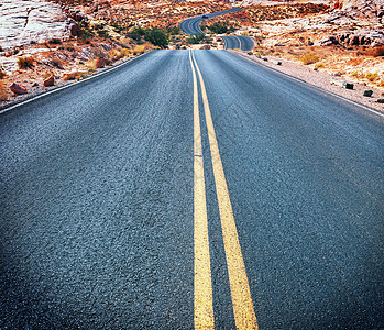 草原的道路图片