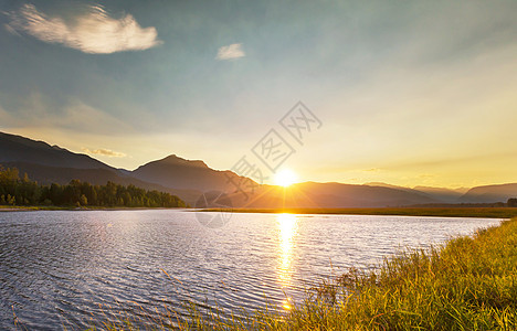 湖上的日落场景图片