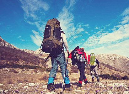 山里的徒步旅行者图片