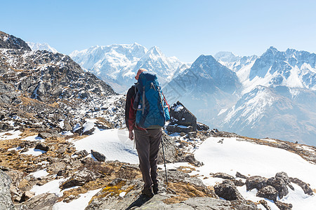 喜马拉雅山的徒步旅行者尼泊尔高清图片