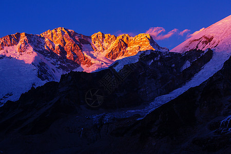 日落时分,尼泊尔喜马拉雅山,坎钦琼加峰的风景图片