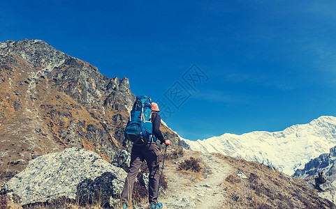 喜马拉雅山的徒步旅行者尼泊尔图片