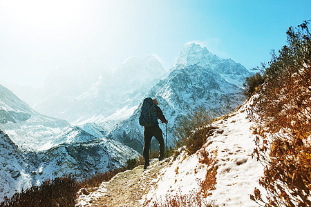 喜马拉雅山的徒步旅行者尼泊尔图片