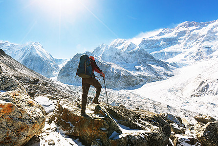 喜马拉雅山的徒步旅行者尼泊尔高清图片