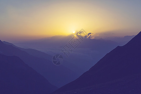 高加索山脉夏天图片