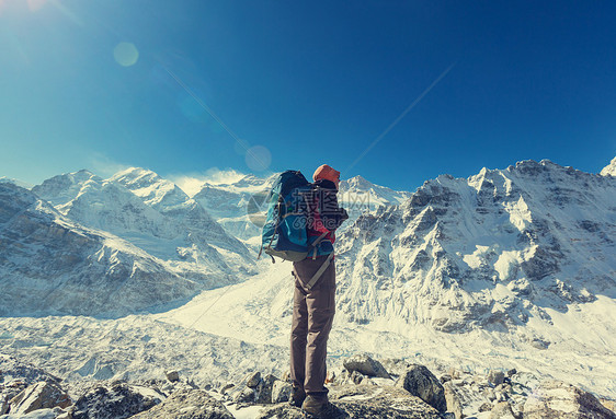 喜马拉雅山脉的登山者图片