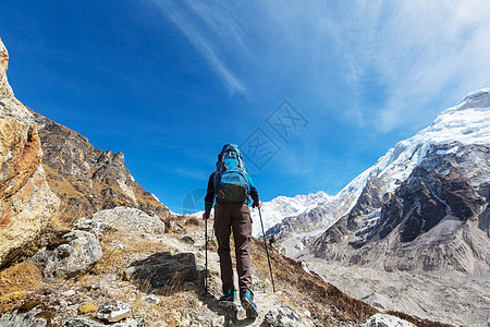 喜马拉雅山的徒步旅行者尼泊尔图片