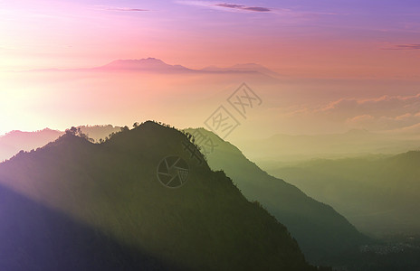 印度尼西亚爪哇岛山区美丽的日出时,阳光的美妙光芒图片