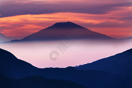 印度尼西亚爪哇日出时鼓舞人心的火山景观场景图片