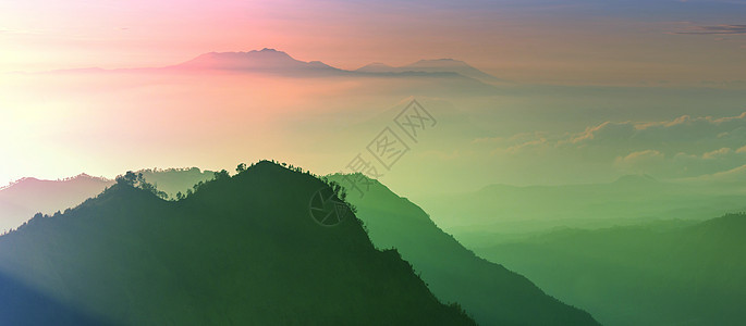 印度尼西亚爪哇岛山区美丽的日出时,阳光的美妙光芒图片