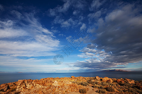 风景优美的大盐湖景观个阳光明媚的日子,白云蓝天上图片