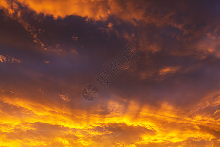日落时寻常的风暴云天空的鲜红橙色适合背景图片