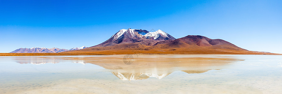 利维亚高原上的美丽湖火山图片