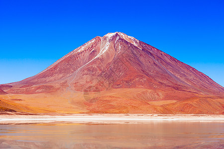 利维亚高原的Licancabur火山LaaVerde绿色湖泊图片