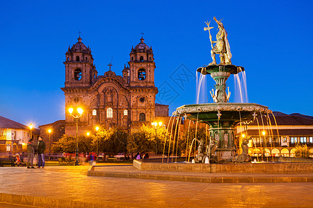 日落时的广场这秘鲁库斯科的个中心广场图片