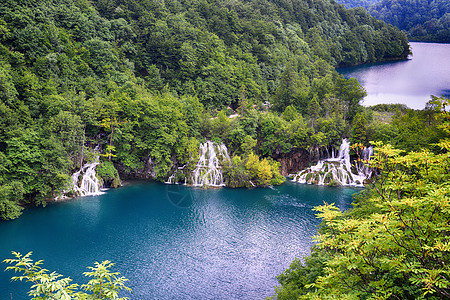 风景如画的湖森林里,高山上瀑布图片