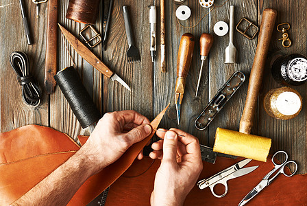 产品手册用手工工具与皮革工作的人背景
