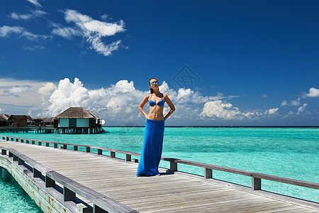 马尔代夫热带海滩码头上的女人图片