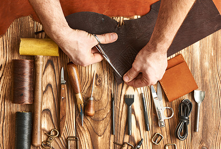 产品手册用手工工具与皮革工作的人背景